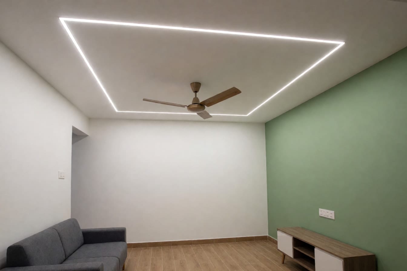 नए फ़्लैट के हॉल की सपाट सफ़ेद छत में धँसी LED प्रोफ़ाइल लाइट की सीधी लकीरें, नीचे ग्रे सोफ़ा और एक सेज हरी दीवार